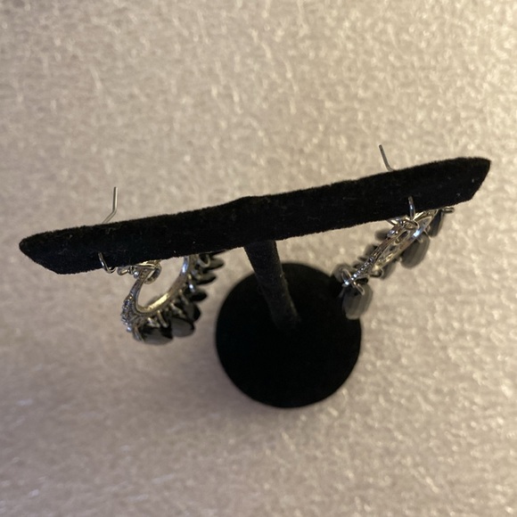 NWOT - Silvertone Black Acrylic Faceted Oval Beaded Dangle Drop Pierced Earrings - Picture 5 of 9